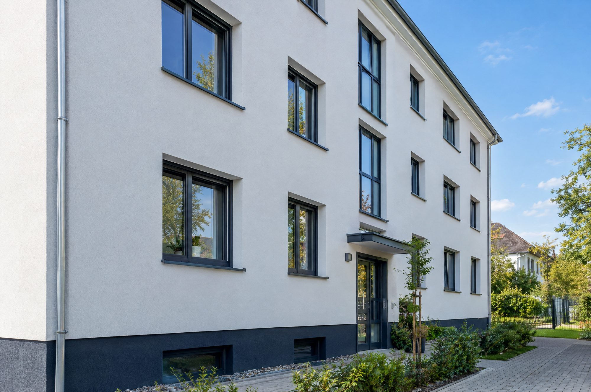Frisch sanierte Fassade mit Wärmedämmung und neuem Außenputz